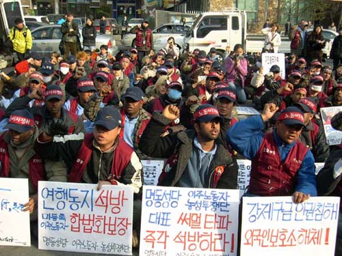 이주노동자 100여명이 서울 출입국사무소 앞에서 샤멀 타파 지부장 표적연행에 항의하는 시위를 벌이고 있다. 